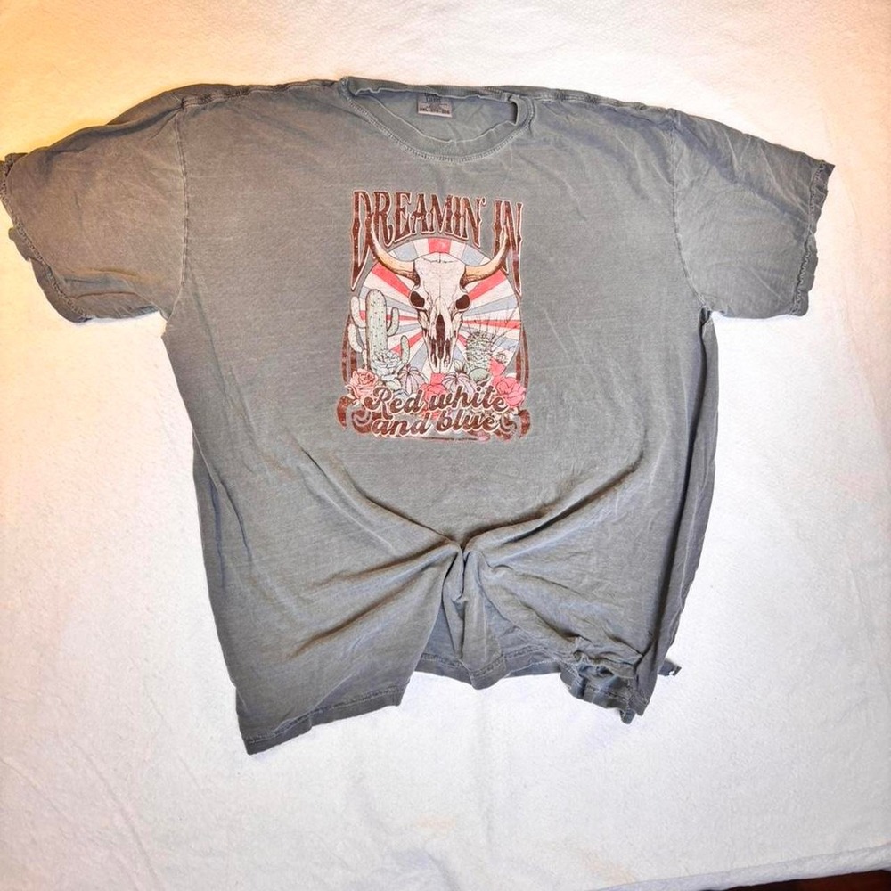 Dreamin in red white blue graphic tee w/ western skull distressed
Size: XXL
